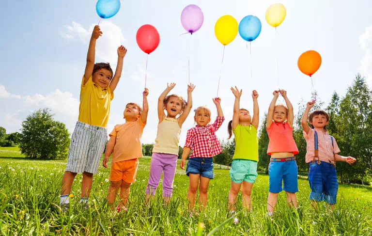 dzieci z balonami